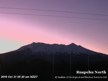 Clear but very windy Mt Ruapehu this morning.
