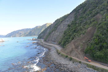 Rosy Morn landslide, SH1 south of Kaikoura, April 2017 (photo: New Zealand Transport Agency)