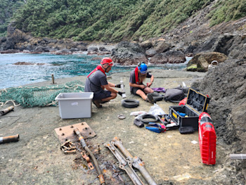 Kris and Dave working on GNS’ Boat Cove tsunami monitoring site. 