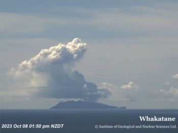 Elevated steam plume over Whakaari seen from Whakatāne on Sunday 8th of  October, probably triggered by local atmospheric conditions.
